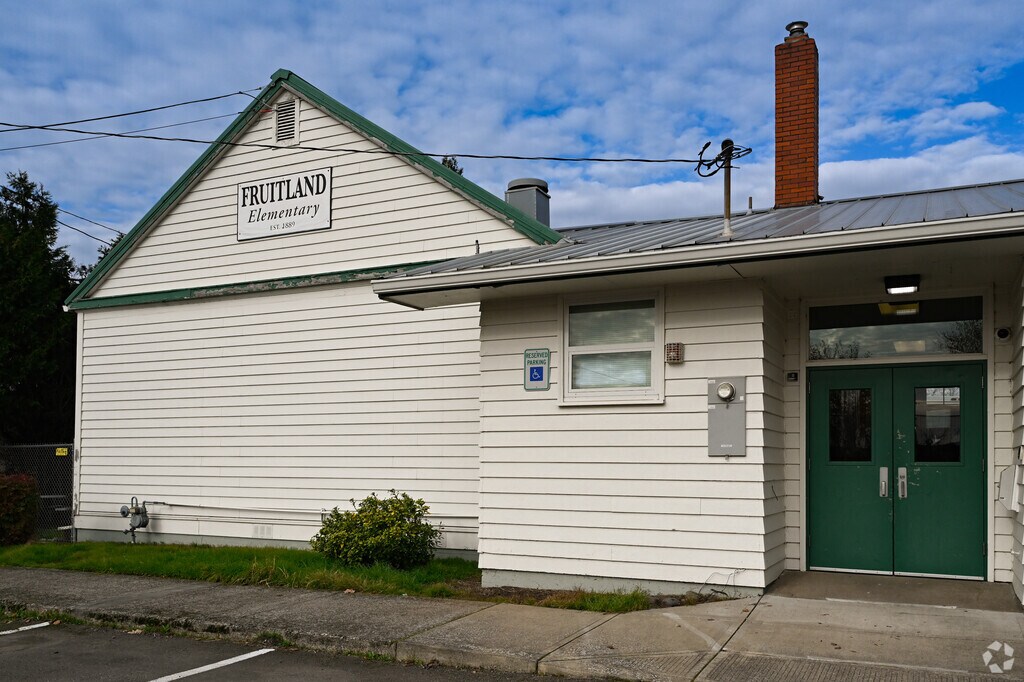 Fruitland Elementary School provides education in the neighborhood of 
Outer East.
