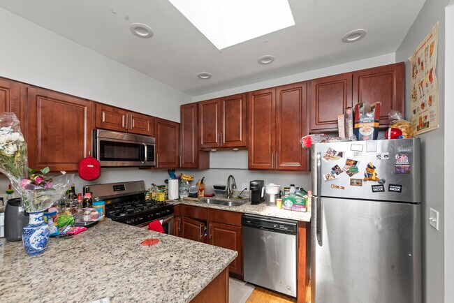 1545 W Addison St unit 2, Chicago, IL 60613 - photo 3
