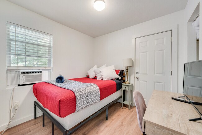 Second Bedroom, Access to backyard