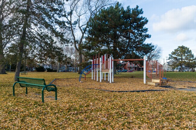 Jamie Farr Park supplements the relative lack of lawns in southern Northriver.