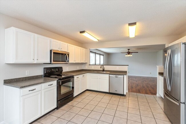 2372 Cedarmill Dr, Franklin, IN 46131 - photo 5