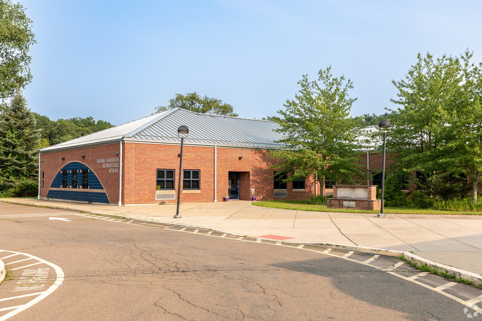 33 Colonial Dr, North Branford, CT 06471