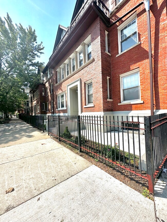 4450 N Sheridan Rd, Chicago, IL 60640