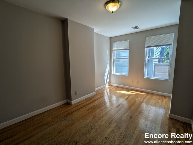 344 Putnam Ave unit 3, Cambridge, MA 02139 - photo 2