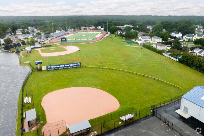 Bethpage Senior High School has 923 students with a student-teacher ratio of 11:1