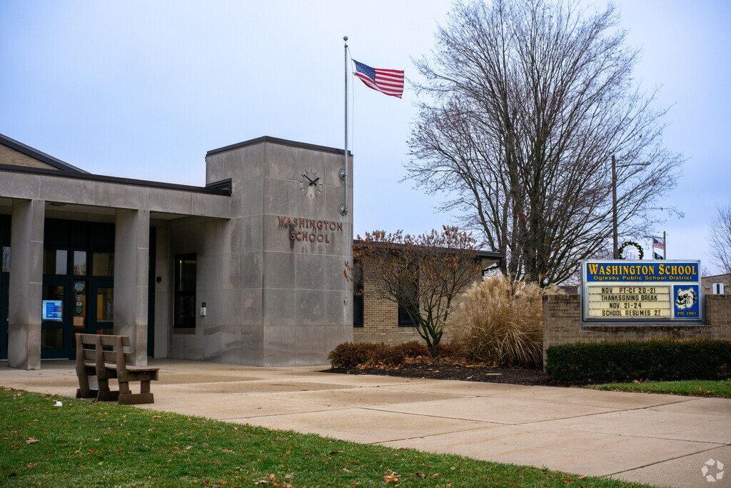 Washington Elementary School serves students in the Lasalle County community.
