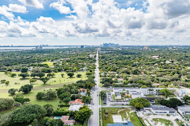Miami Shores is a community made up mainly of Single Family homes just 20 minutes from Downtown.