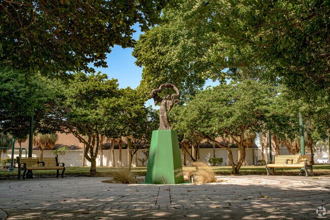 Flamingo Estates Park features a monument in the little neighborhood of 
Flamingo Estates.