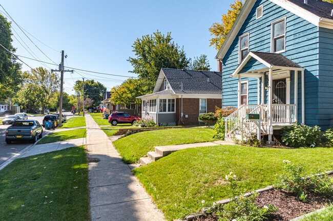 Single-family homes with 2-3 bedrooms range from $155,000 to $252,000 in Aurora's North River.