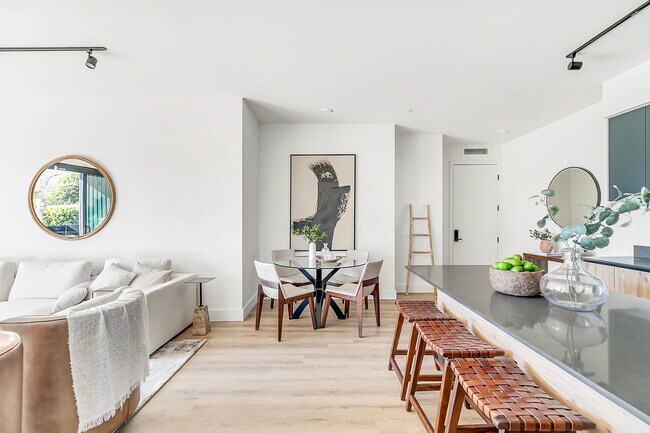 Burbank Blvd Residences, Sherman Oaks, CA 91411 - photo 7