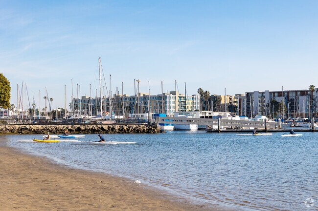 Playa Del Rey, CA residents can take several fun classes in the Marina Del Rey Harbor.