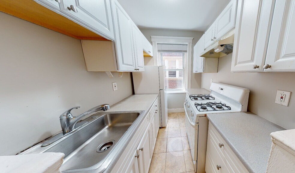 3 Gray Gardens W unit 3A, Cambridge, MA 02138 - photo 1