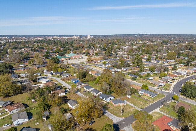 Mature neighborhoods in East Augusta are a short commute from downtown Augusta.