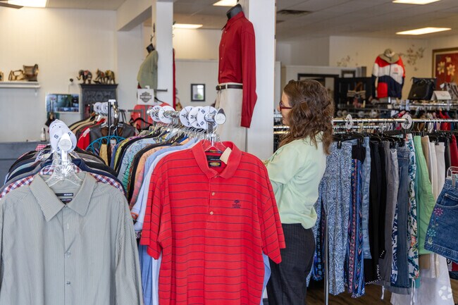Girlfriends Closet is a chic, resale boutique on Tucson's Eastside.