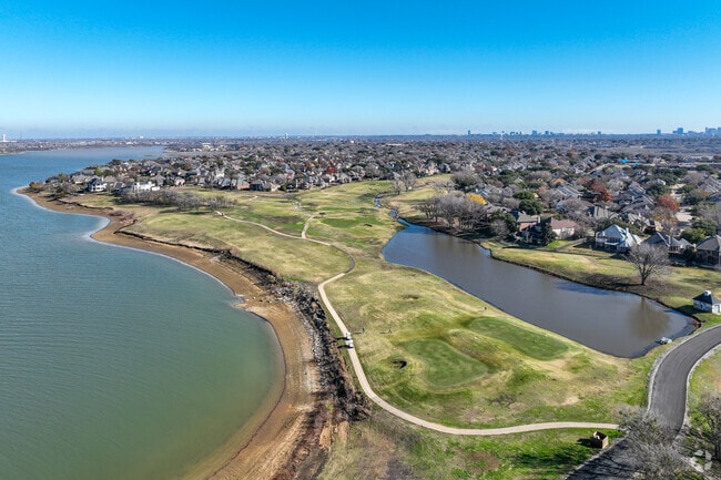 Stewart Peninsula Golf is an amazing nine hole golf course located in The Colony.