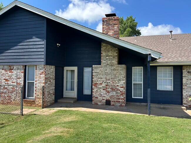 607 N Robin Way, Mustang, OK 73064 - photo 3