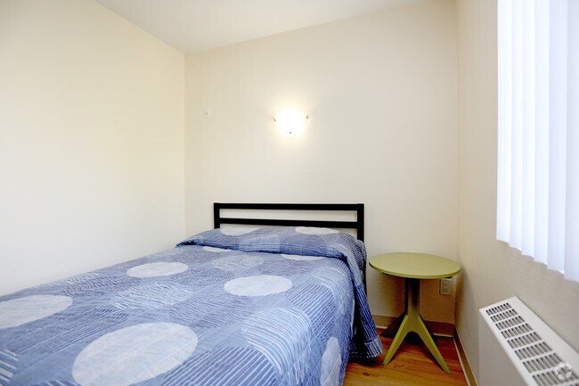 Studio, 1 BA - 180 SF