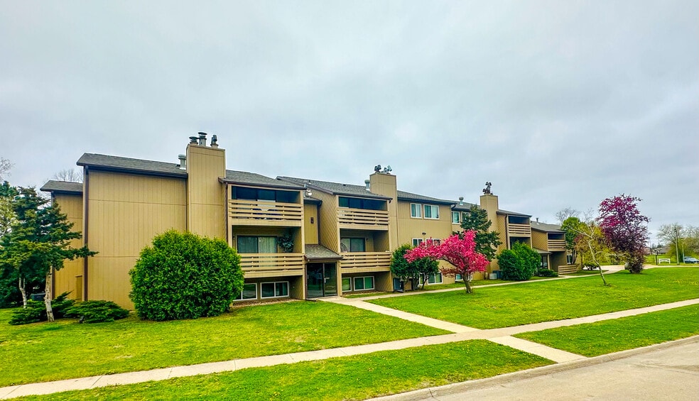 St. Andrews Apartments, Cedar Rapids, IA 52402 - photo 1