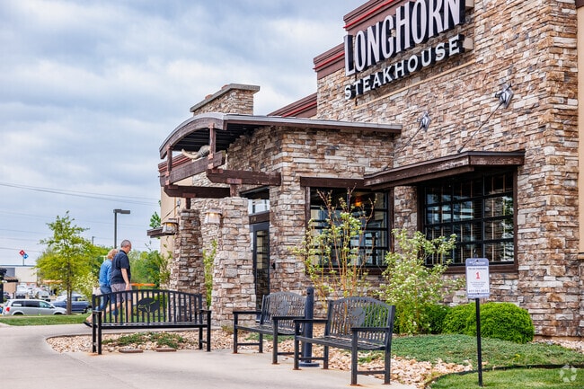 Longhorn Steakhouse is one of several national chain options in Campbell Park South.