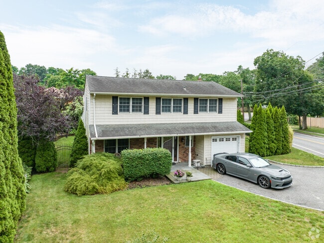 Lovely Colonial style home in Oakdale.