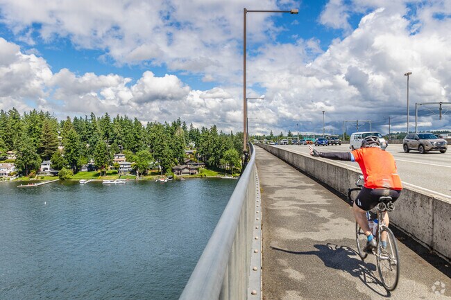 The multiuse path that runs alongside Mercer Way connects Shorewood residents to the I-90 Trail.