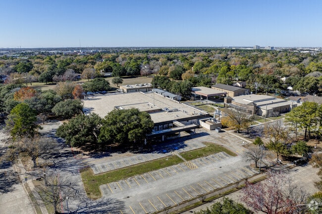 The campus features modern amenities to support effective learning.