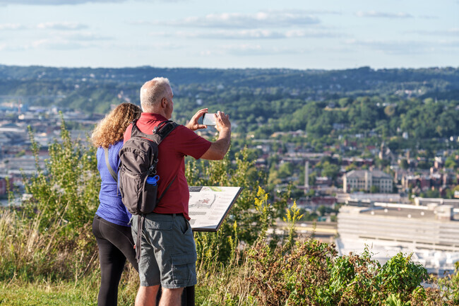 Hunker has a small-town lifestyle yet it's not too far from the big city vibes of Pittsburgh.