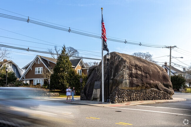 A large boulder nestled in a small valley gave the borough its name: Glen Rock.