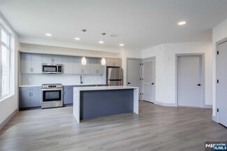 1435 10th St, Fort Lee, NJ 07024
