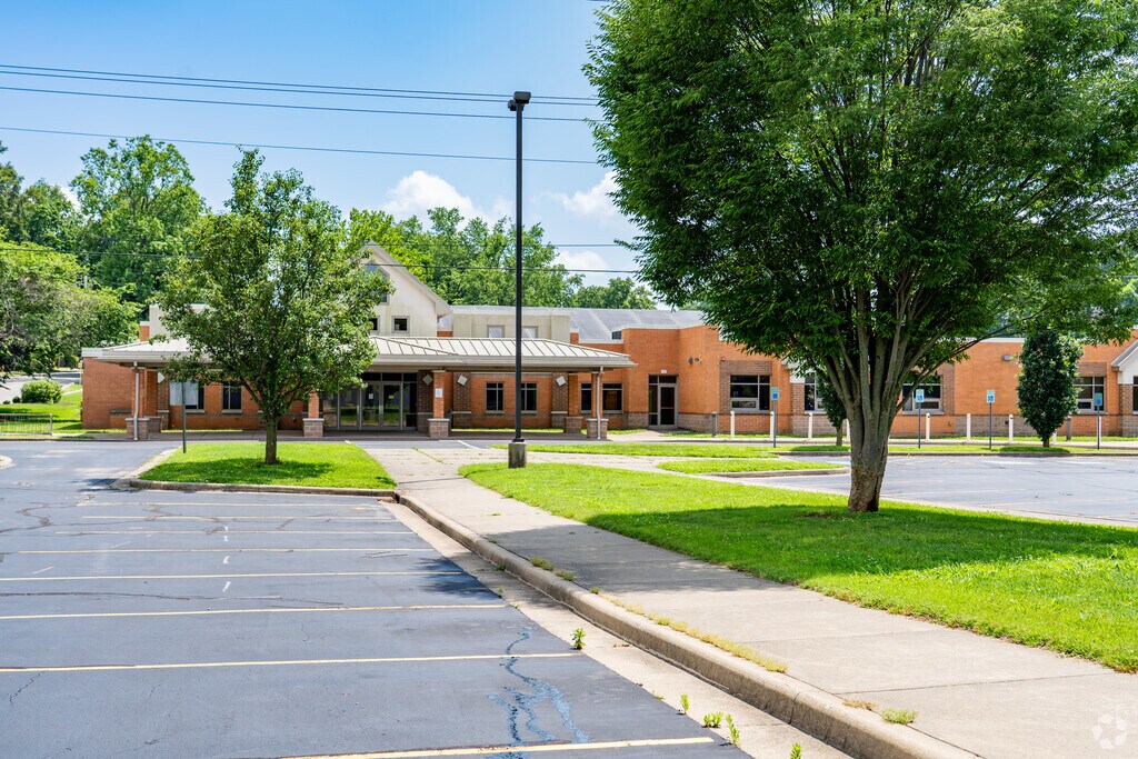 The student population of Newburgh Elementary School is 629 and the school serves K-5.