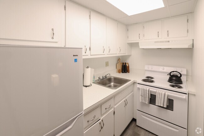 1BR, 1BA - 700SF - Kitchen