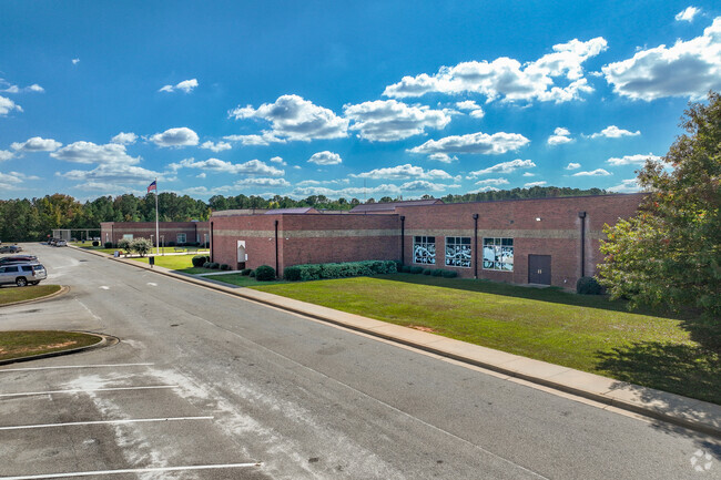 Gray Station Middle School welcomes young neighbors of Gray to learn.