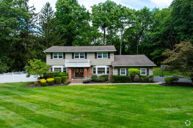Colonial Revival homes are common in Bardonia.