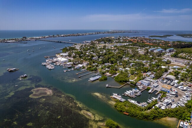 From fresh seafood daily to a 10 minute ride to the gulf of Mexico, Cortez neighborhood is home.