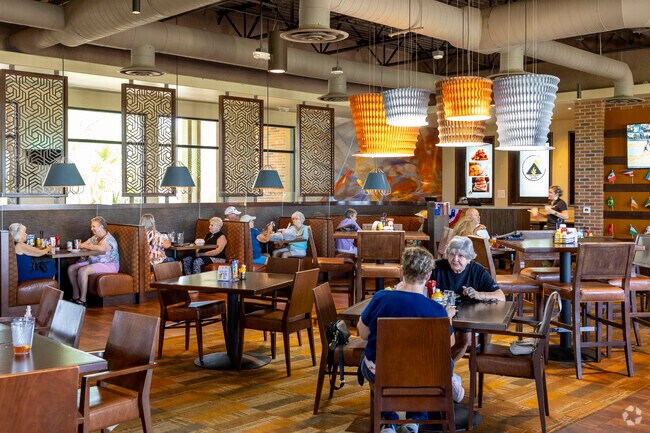 Anthem at Merrill Ranch residents enjoy lunch at Anthem Grille.