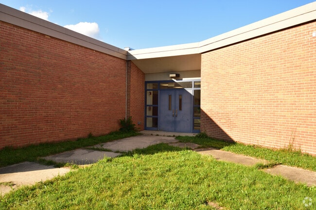 Doswell E. Brooks Elementary teaches students in grades PK-6 in Coral Hills.