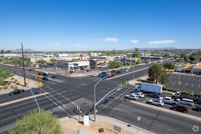Oracle Road and Wetmore Road serve as a gateway to the Limberlost neighborhood.