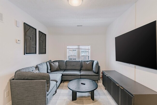 11321 Hessler Rd unit ID1365988P, Cleveland, OH 44106 - photo 5