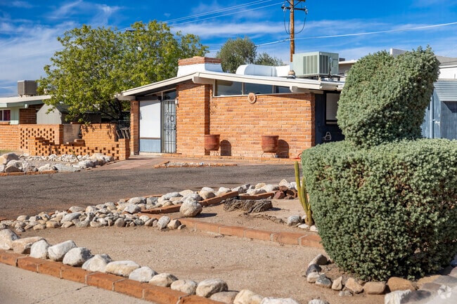 You’ll love the well maintained homes throughout Palo Verde Park.