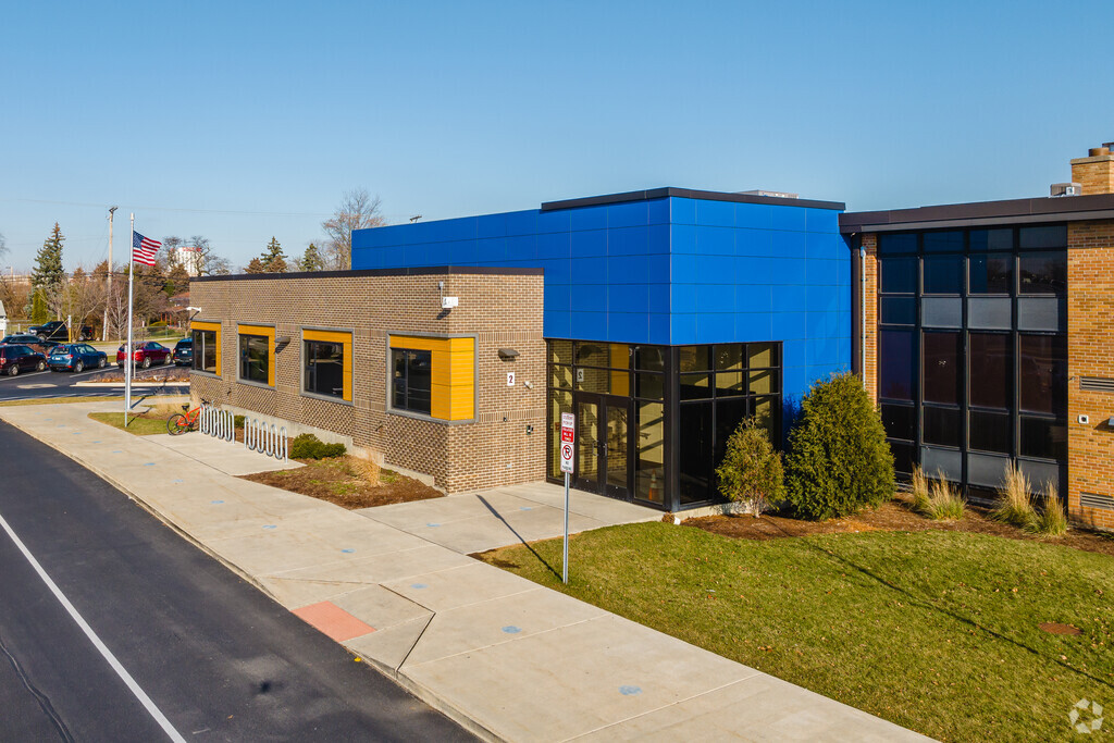 Gemini Middle School has about 1,107 students enrolled.