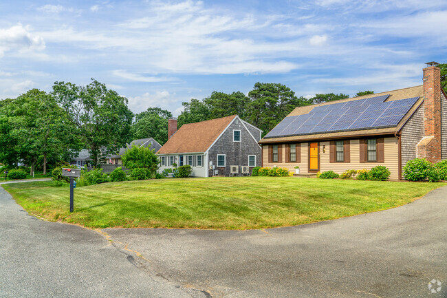 Cape cod and ranch style homes are the most popular house styles in Harwich Center.