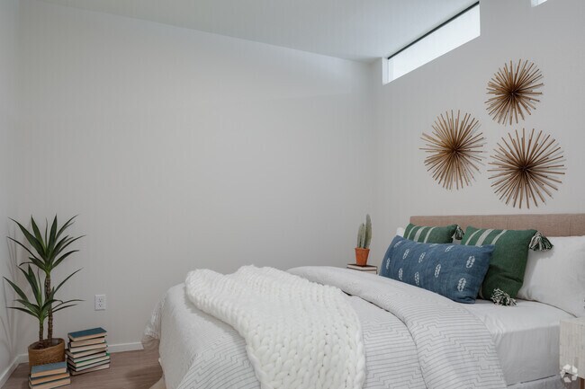 1BR, 1BA - 698SF