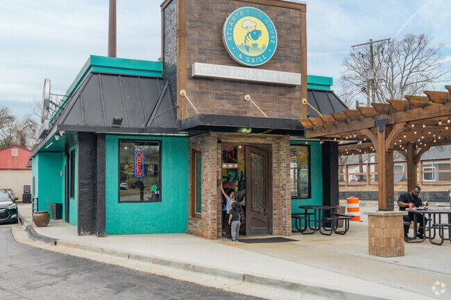 Venetian Hills residents can enjoy their lunch outside at Atlanta Fish House and Grill.