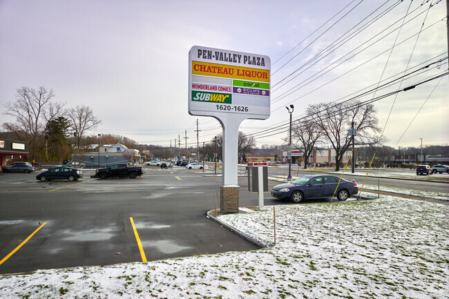 Pen-Valley Plaza featuring Subway, Cricket, and Wonderland Comics.