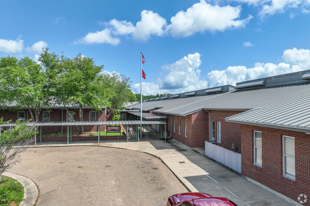 Stonebridge Elementary School has a student to teacher ratio of 16 to 1.