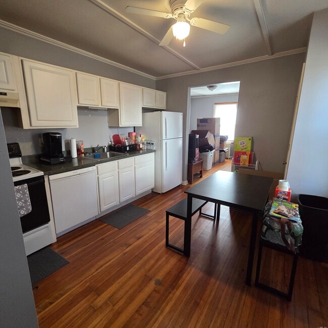 28 Maiden Ln unit Right Side, Vernon Rockville, CT 06066 - photo 3