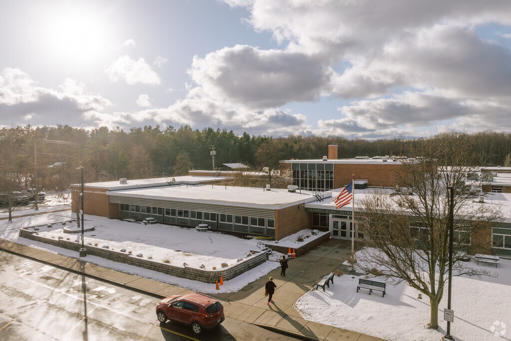 Eggert Road Elementary School has an overall rating of 6 out of 10 on Great Schools.