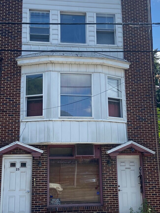 25 N Railroad St unit 2nd floor, Tamaqua, PA 18252 - photo 2