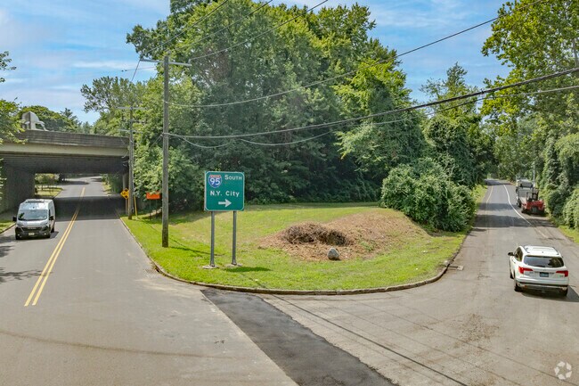 Belle Haven is a mere minutes from the I95 interchange for easy travel to New England or NYC.