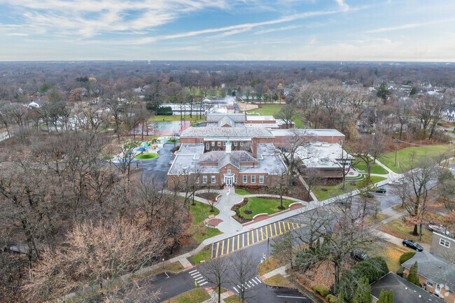 South Elementary School is located adjacent to the Weinberg Family Recreation Center in Glencoe.